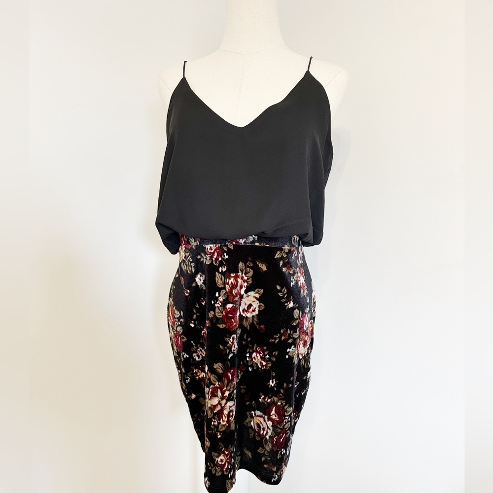 ⛱️ 2/20$ Up all night mini dress size medium flowers pattern stretch skirt